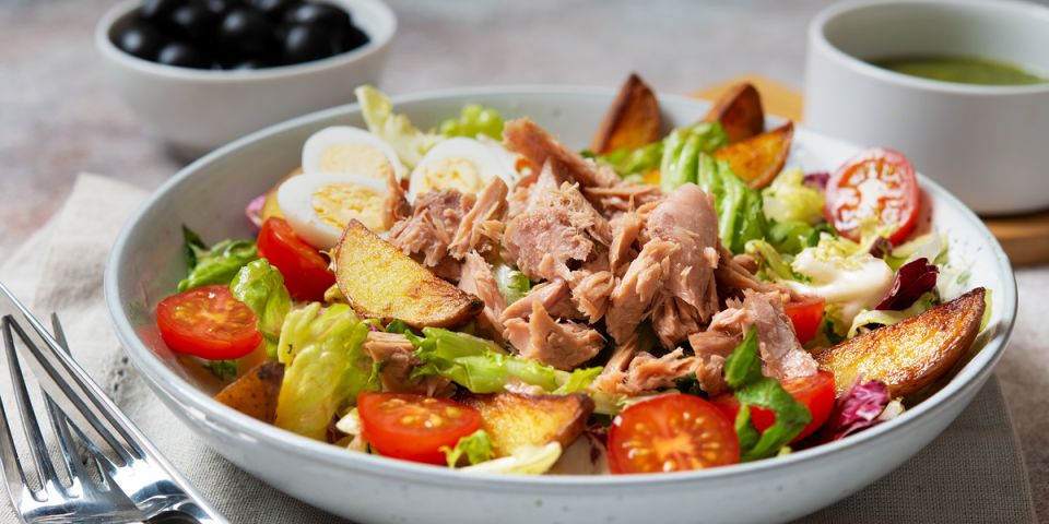 Сытный салат с тунцом: идеальный выбор для 23 февраля