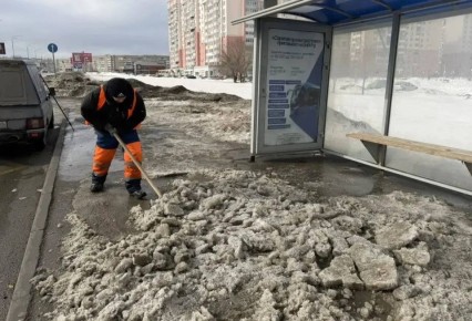 В городе продолжаются плановые работы по уборке снега и наледи