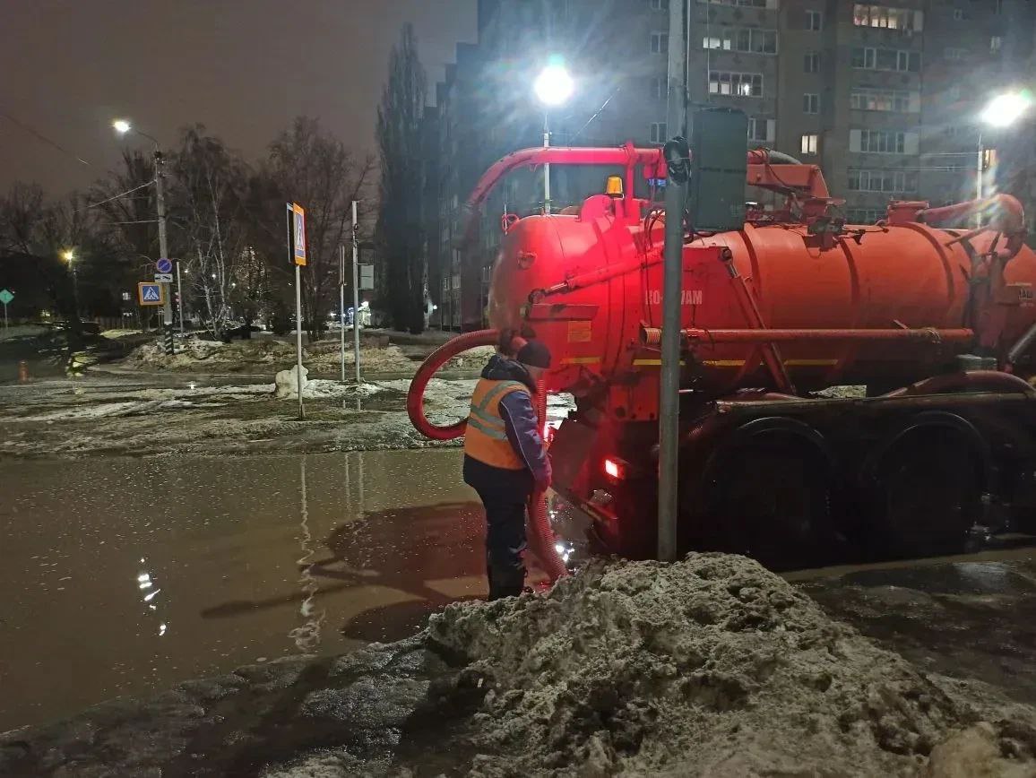 Коммунальные службы ведут работы по откачке талых вод с улиц города Балаково Коммунальные службы ведут работы по откачке талых вод с улиц города Балаково