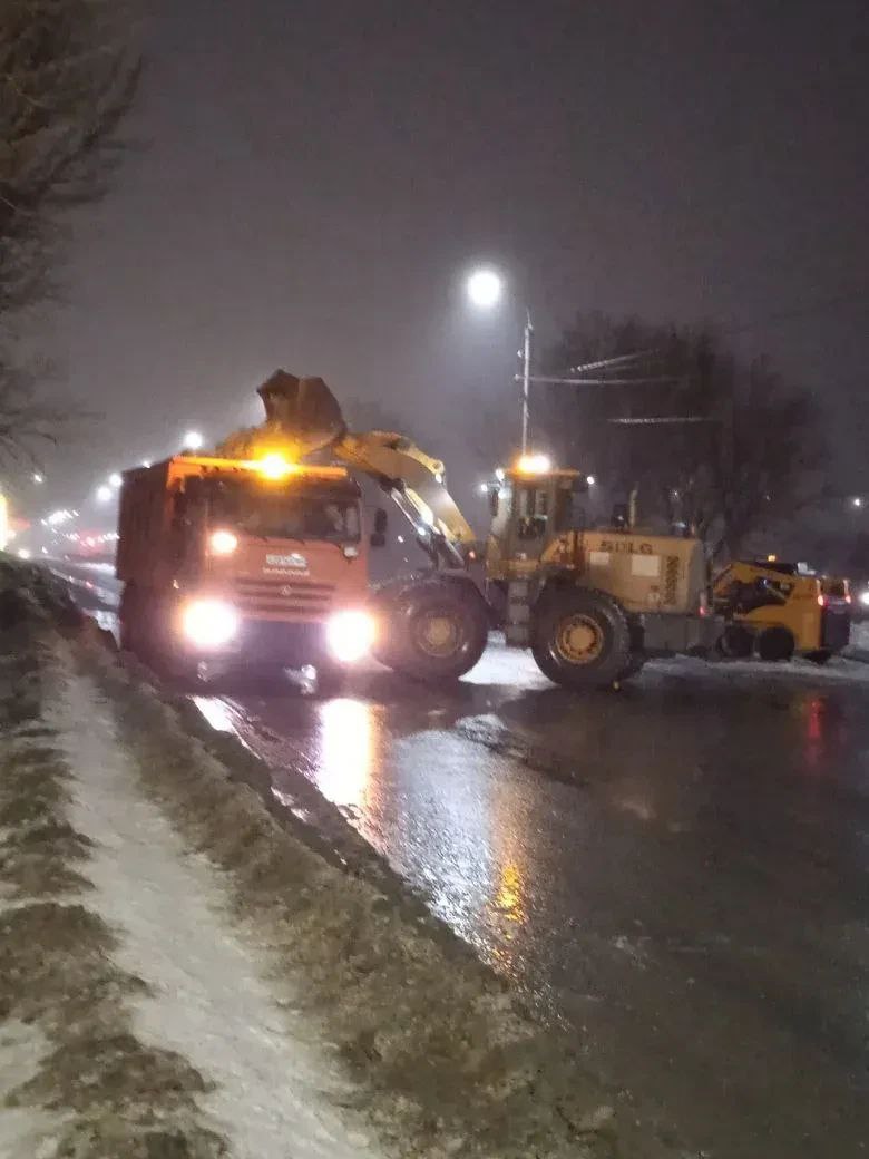 Коммунальные службы ведут работы по откачке талых вод с улиц города Балаково Коммунальные службы ведут работы по откачке талых вод с улиц города Балаково
