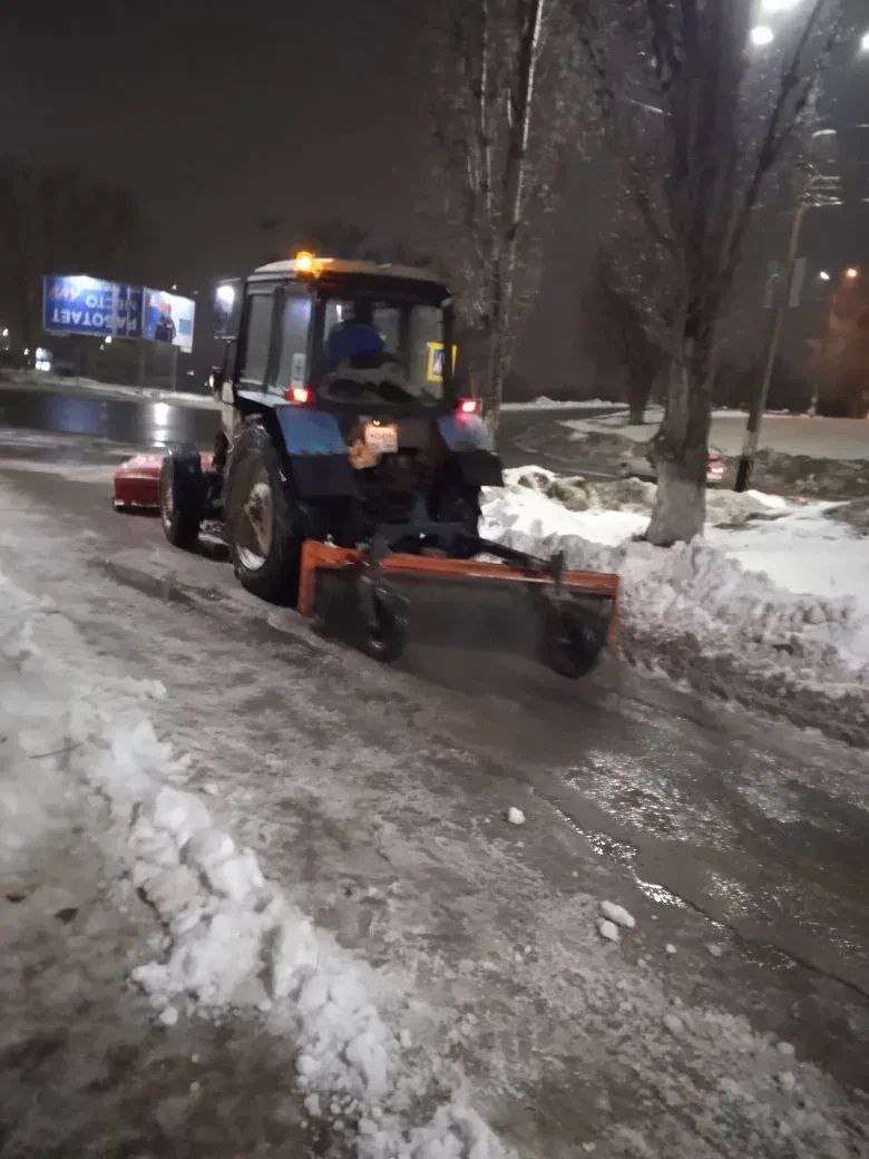 Коммунальные службы ведут работы по откачке талых вод с улиц города Балаково Коммунальные службы ведут работы по откачке талых вод с улиц города Балаково