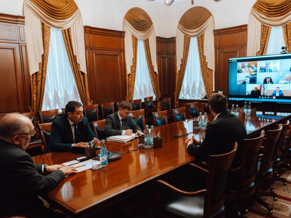 Провёл оперативное совещание с главами районных администраций и руководством профильных структур по вопросу очистки кровель от снега и наледи