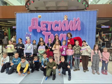 В Саратове сотрудники городской Госавтоинспекции, вместе со сказочными героями мультфильмов, на площадке одного из торговых центров города провели мероприятие по безопасности дорожного движения