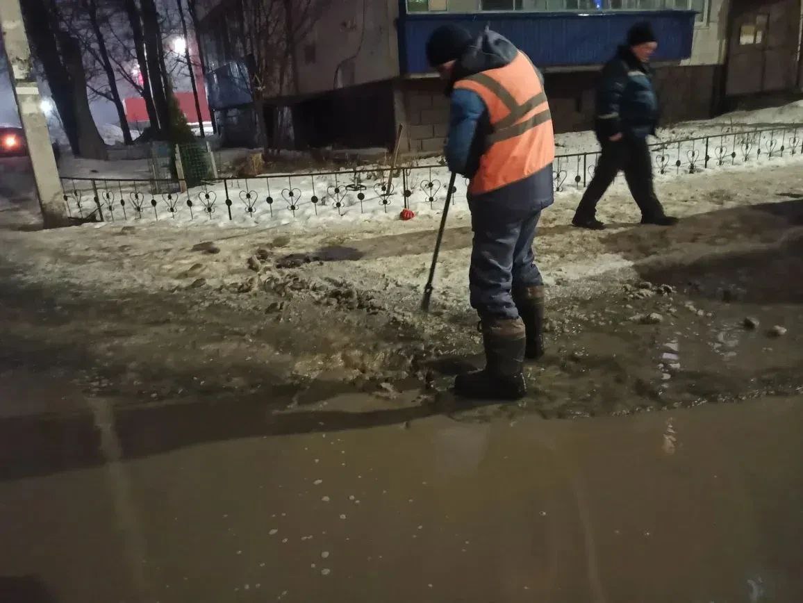 Коммунальные службы ведут работы по откачке талых вод с улиц города Балаково Коммунальные службы ведут работы по откачке талых вод с улиц города Балаково