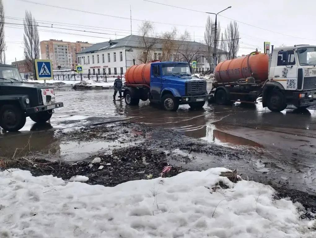 В Энгельсе продолжаются работы по откачке талых вод и очистке тротуаров от снега и наледи В Энгельсе продолжаются работы по откачке талых вод и очистке тротуаров от снега и наледи