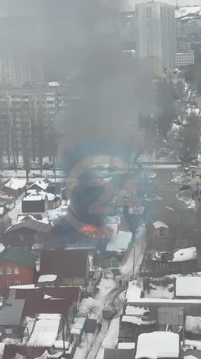 Огонь охватил частный дом неподалеку от рынка "Арига" в Саратове, сообщают подписчики