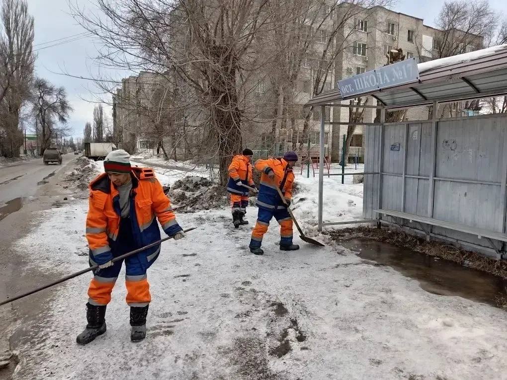 В Энгельсе продолжаются работы по откачке талых вод и очистке тротуаров от снега и наледи В Энгельсе продолжаются работы по откачке талых вод и очистке тротуаров от снега и наледи
