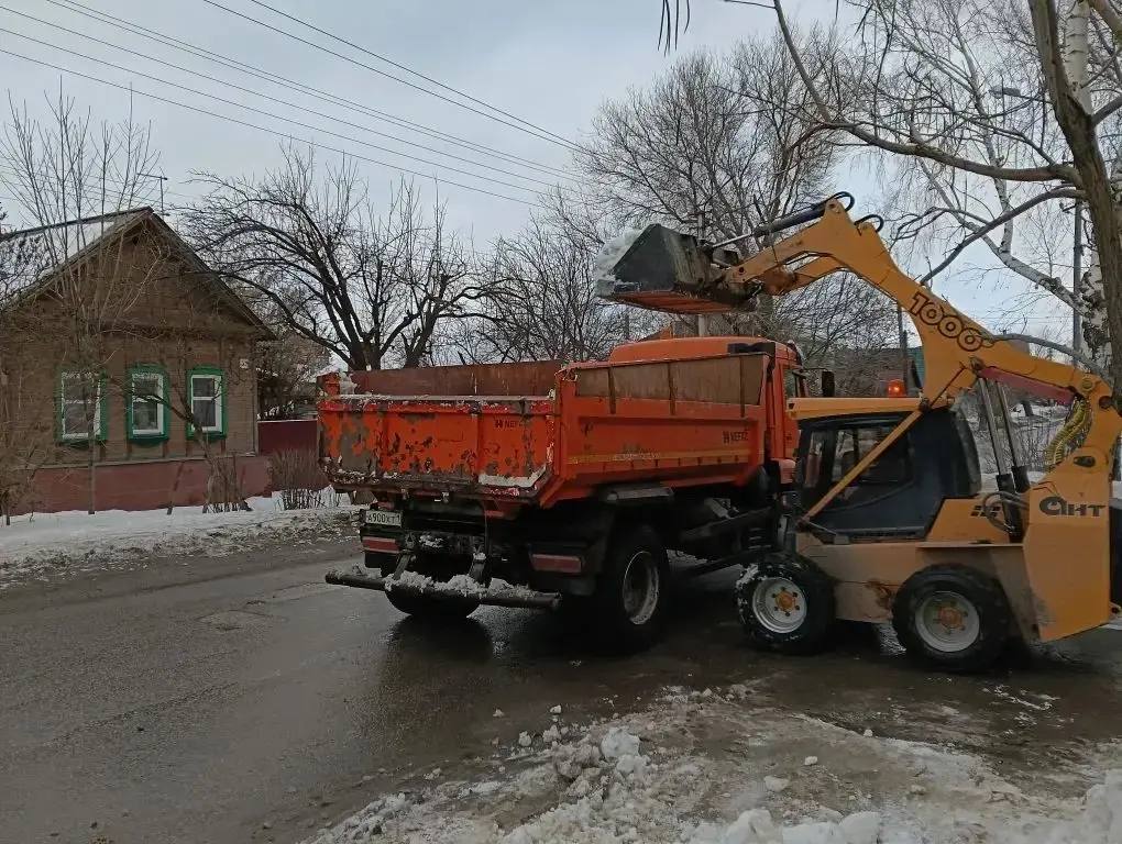 В Энгельсе продолжаются работы по откачке талых вод и очистке тротуаров от снега и наледи В Энгельсе продолжаются работы по откачке талых вод и очистке тротуаров от снега и наледи