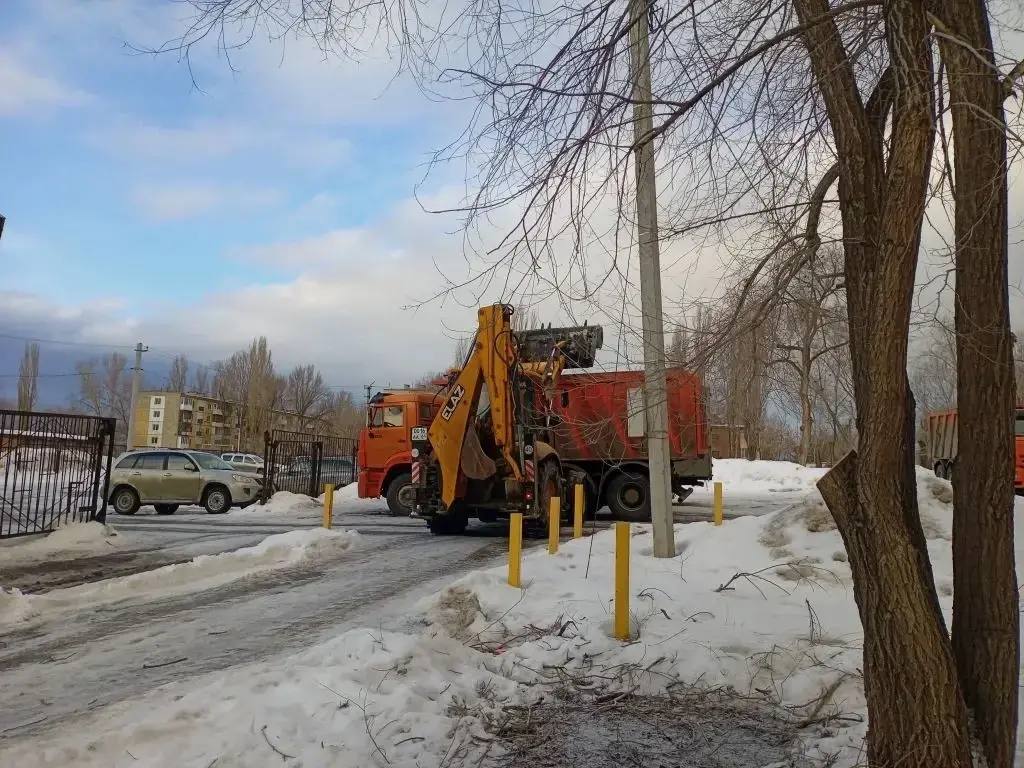 В Энгельсе продолжаются работы по откачке талых вод и очистке тротуаров от снега и наледи В Энгельсе продолжаются работы по откачке талых вод и очистке тротуаров от снега и наледи