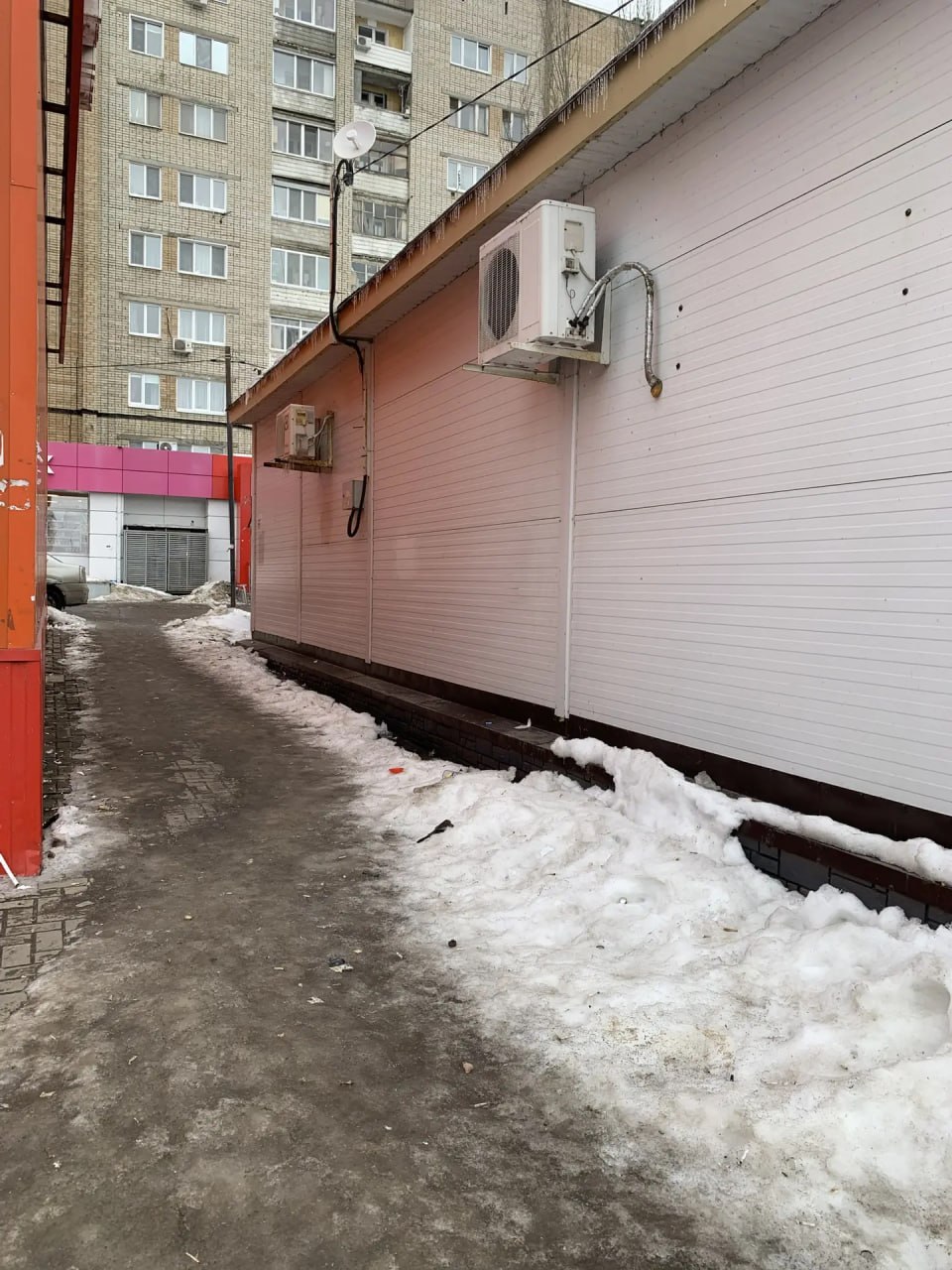 В Энгельсе 53 торговым объектам выписали предписания из-за неубранных прилегающих территорий