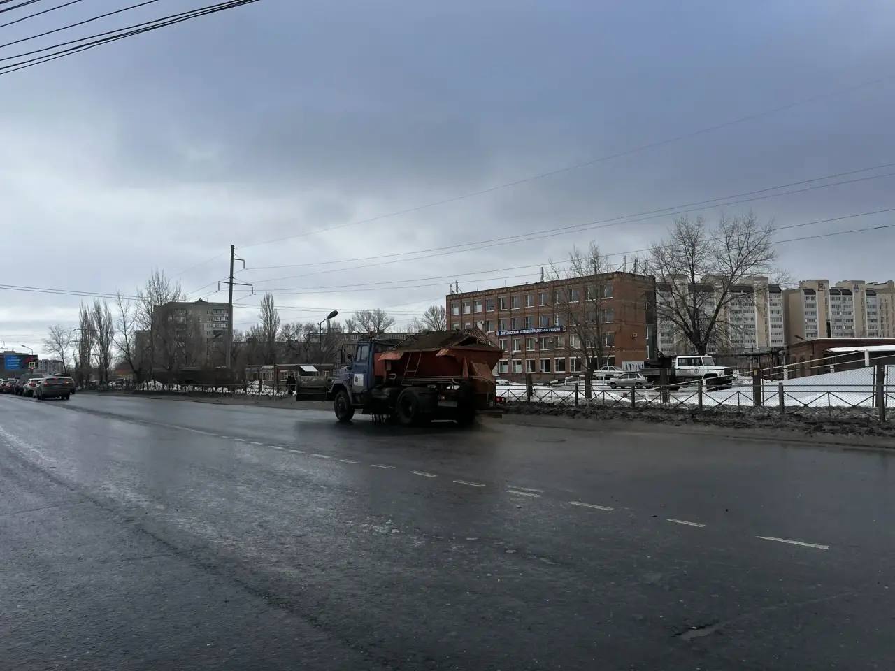 В Энгельсе продолжаются работы по откачке талых вод и очистке тротуаров от снега и наледи В Энгельсе продолжаются работы по откачке талых вод и очистке тротуаров от снега и наледи