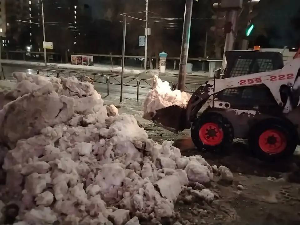 В городе продолжаются плановые работы по уборке снега и наледи