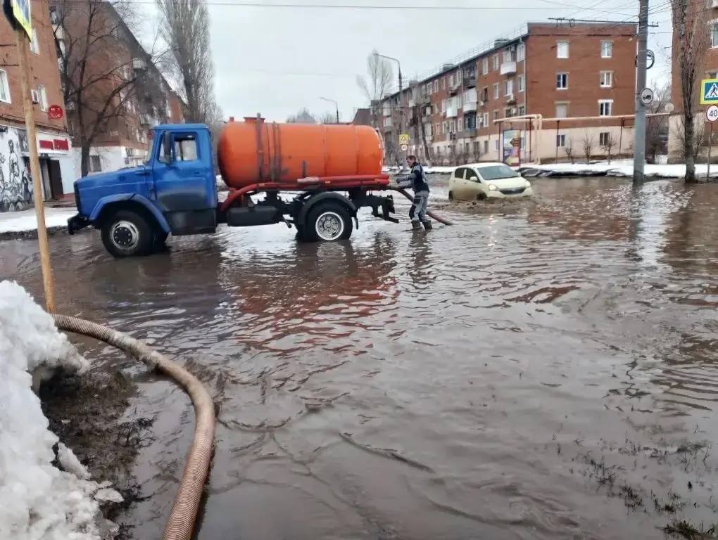 В Энгельсе продолжаются работы по откачке талых вод и очистке тротуаров от снега и наледи В Энгельсе продолжаются работы по откачке талых вод и очистке тротуаров от снега и наледи