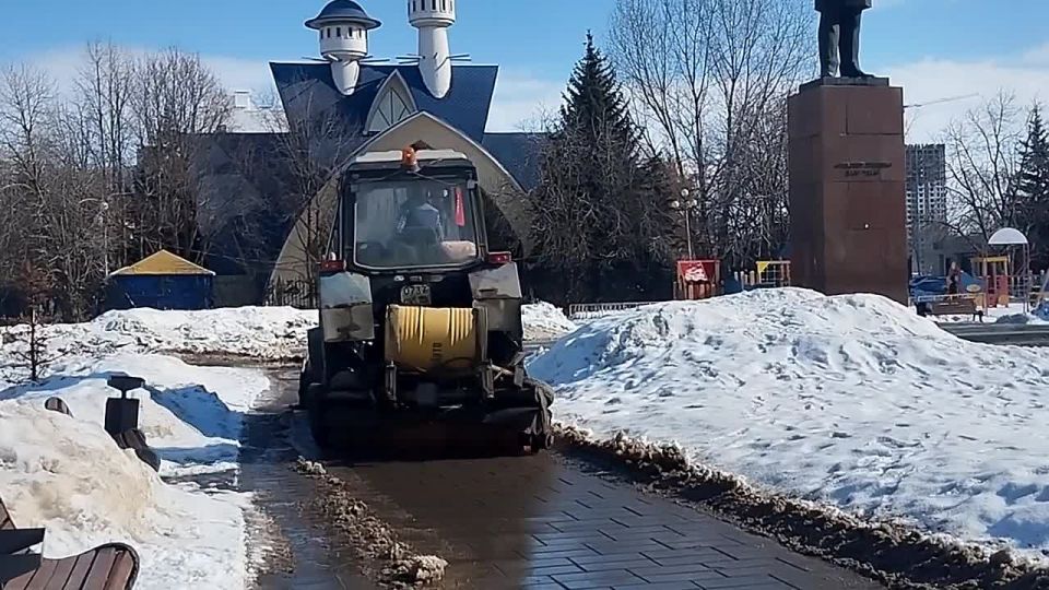 Учреждением продолжается работа по устранению последствий выпавшего снега