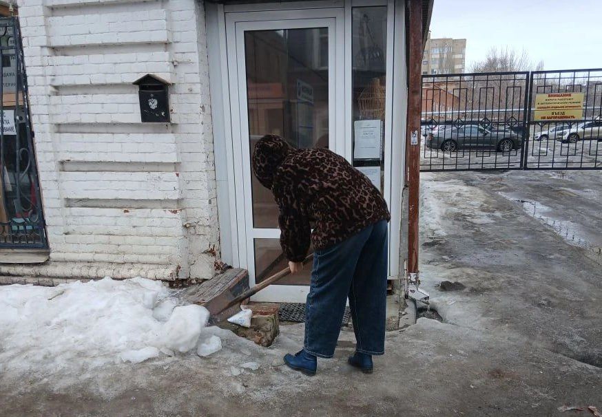 Более 50 объектов торговли приступили к уборке прилегающих территорий от снега и наледи