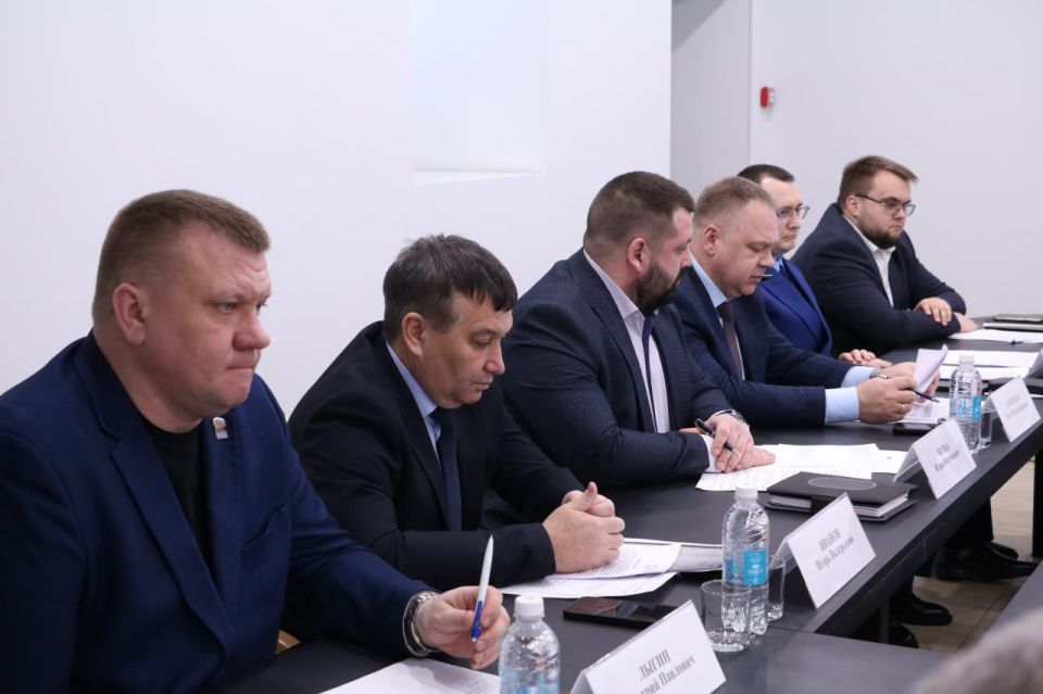 Ситуацию вокруг розничной продажи алкогольной продукции рассмотрели депутаты в рамках заседания на площадке ТПП Саратовской области