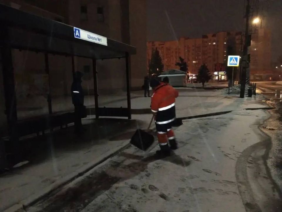 Ночью, после выпадения осадков оперативно начали работы по обработке улично-дорожной сети противогололедными материалами