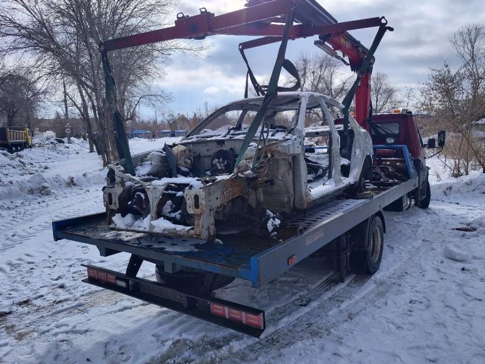 В Энгельсе эвакуировали брошенный автомобиль