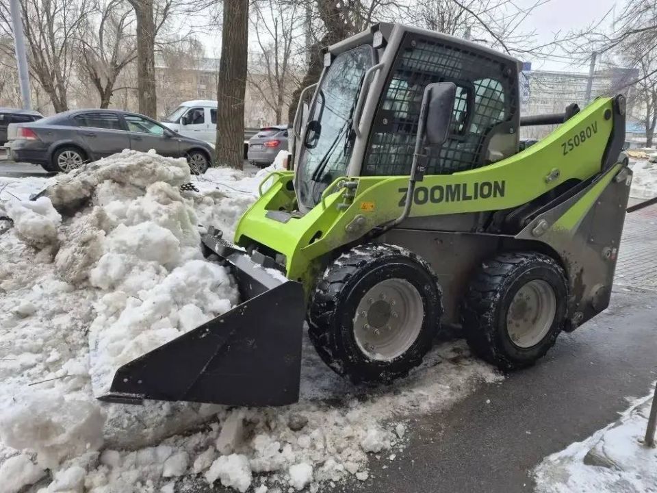 В городе продолжаются плановые работы по уборке снега и наледи