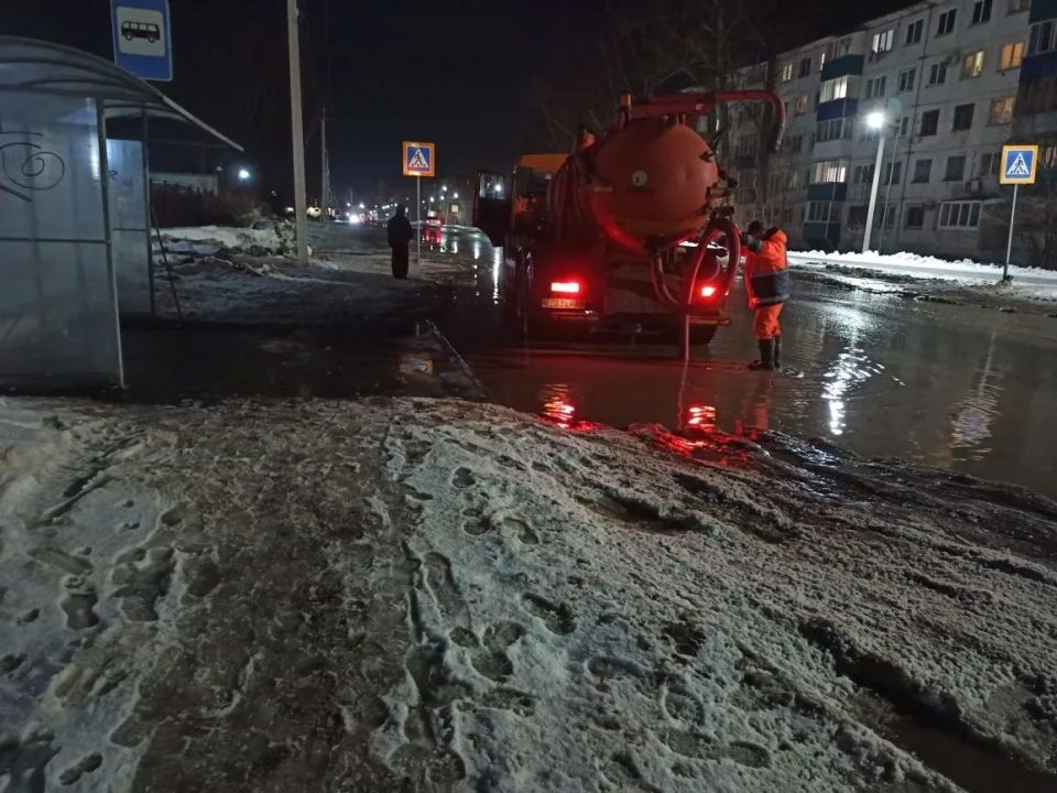 Продолжаются работы по откачке талых вод на улицах города Балаково