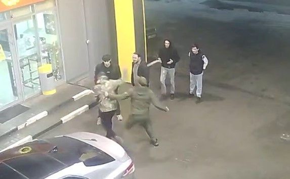 Разборки с ножом на заправке в Новоузенске попали на видео