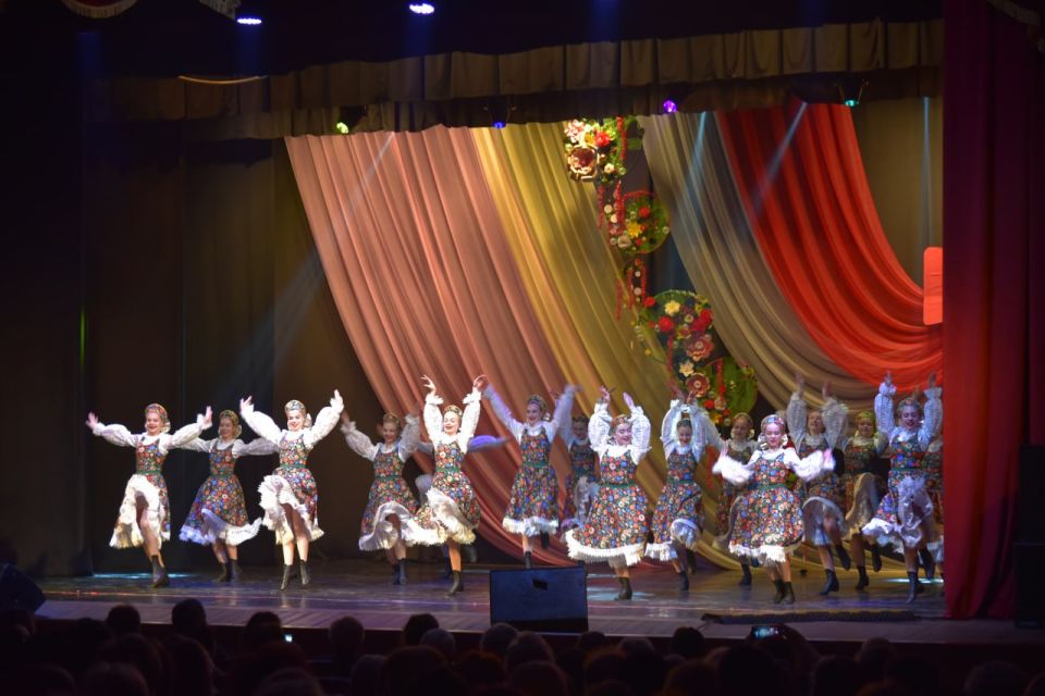 Праздничный концерт в честь Международного женского дня прошёл в Балаковском Доме культуры