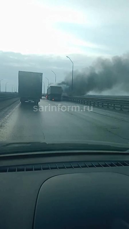 В Саратове на мосту через Волгу загорелся грузовик