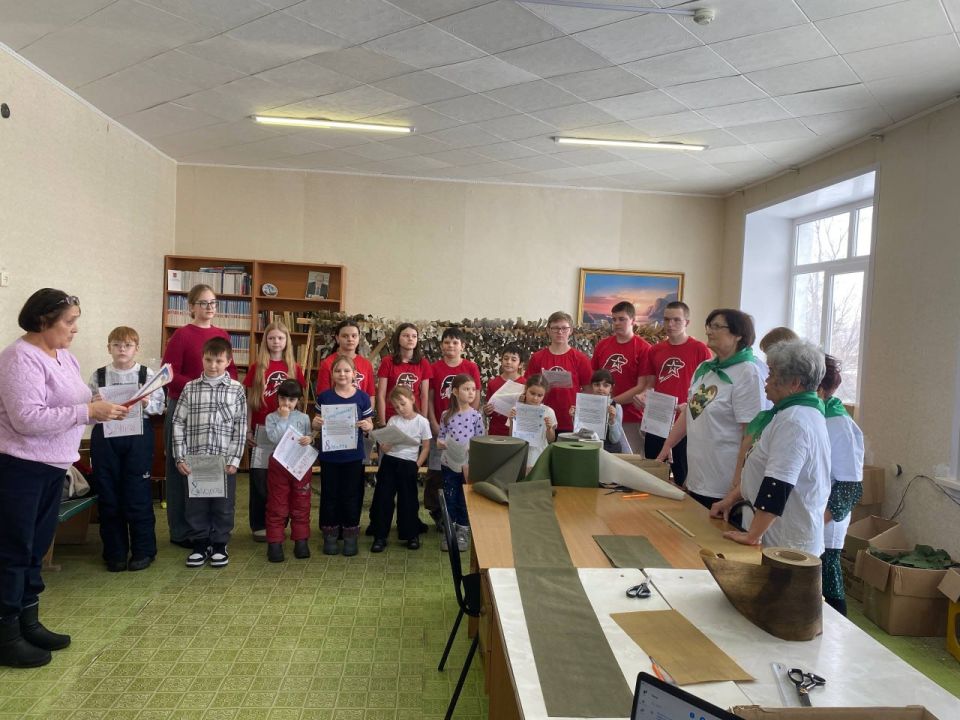 Женщин поселка Николевский поздравили с наступающим 8 Марта