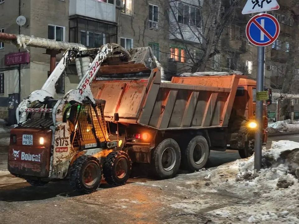 В городе продолжаются плановые работы по уборке снега и наледи