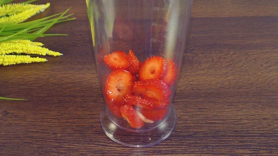 Летний десерт с кефиром и ягодами: быстро, просто и очень вкусно