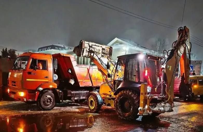 В течение ночи коммунальные службы города проводили работы по уборке снега и наледи