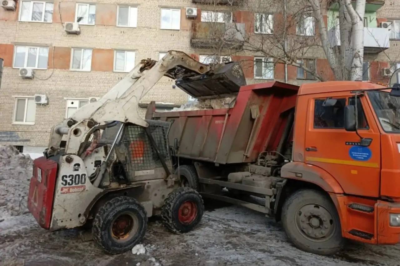 В городе продолжаются плановые работы по уборке снега и наледи В городе продолжаются плановые работы по уборке снега и наледи