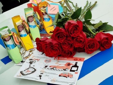 В Вольске прошла акция #ЦветыДляАвтоледи