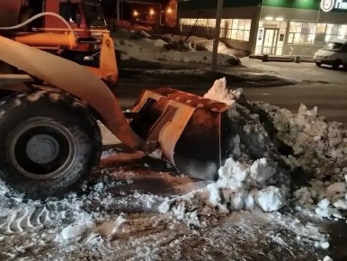 В городе продолжаются плановые работы по уборке снега и наледи