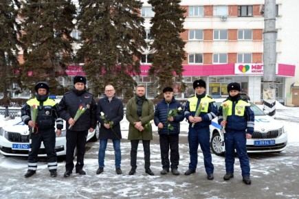Балаковские госавтоинспекторы провели традиционную акцию «Цветы для автоледи»