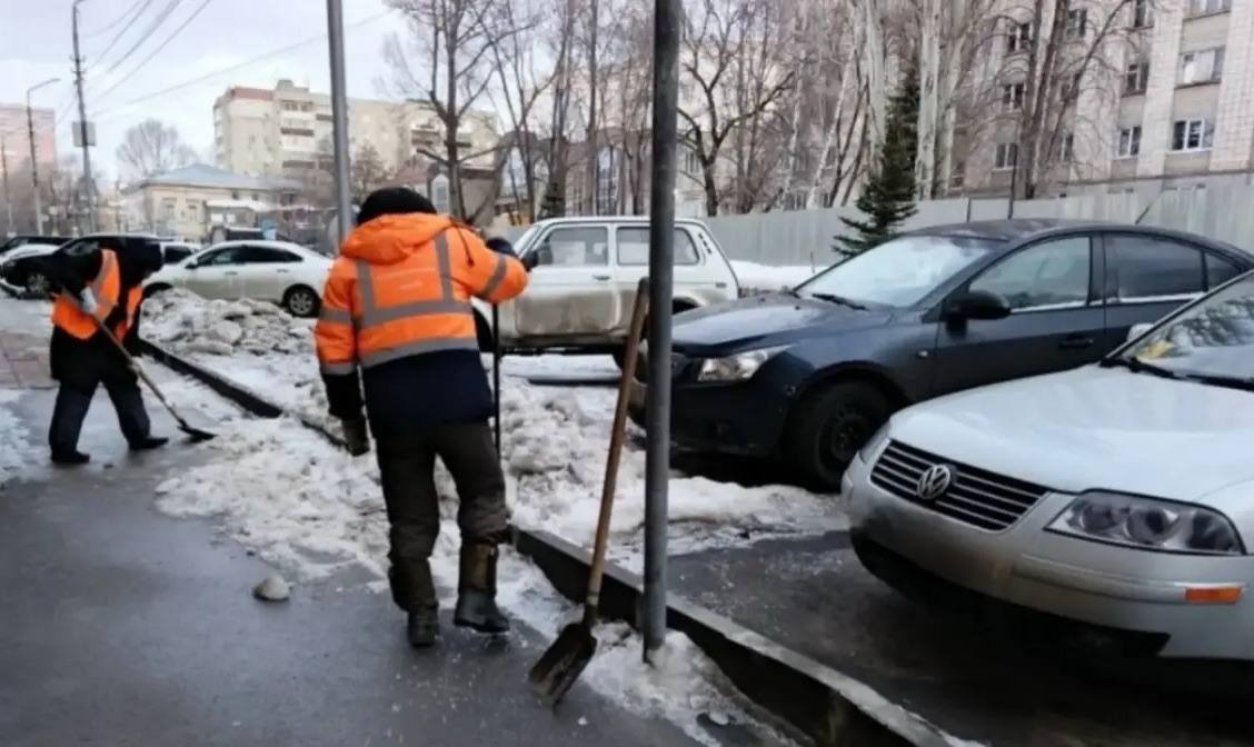 В городе продолжаются плановые работы по уборке снега и наледи В городе продолжаются плановые работы по уборке снега и наледи