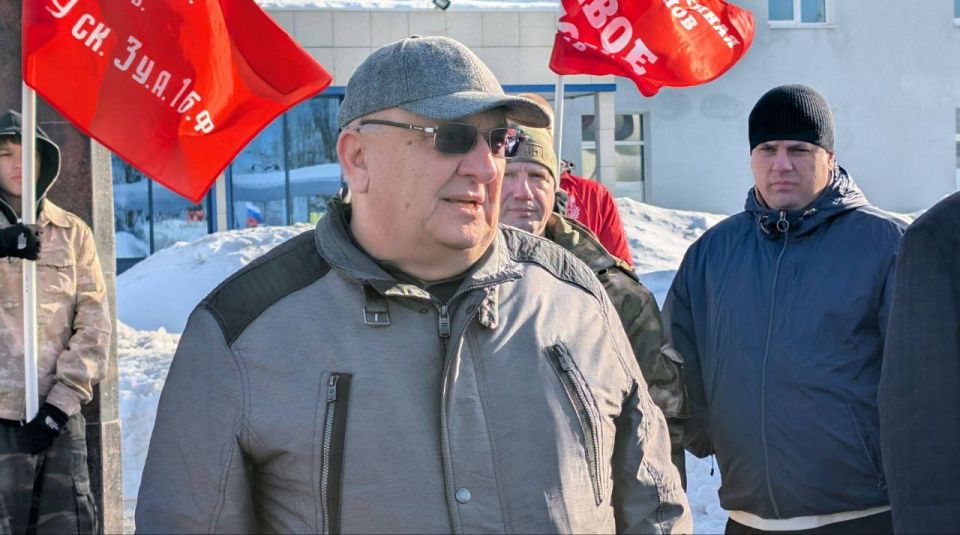 Сегодня на площади Героев Донбасса вместе с движением «Жёны Героев» дали старт традиционному автопробегу в поддержку наших бойцов, участвующих в СВО