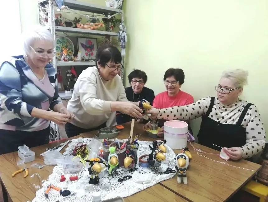 Технику «Грунтованный текстиль» осваивают пенсионеры Энгельса Технику «Грунтованный текстиль» осваивают пенсионеры Энгельса