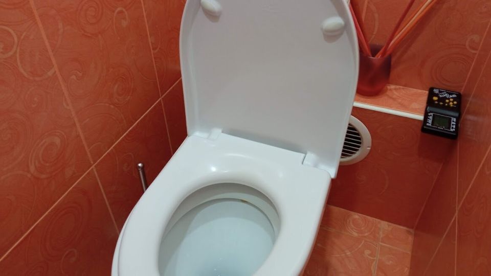 Сантехник предупреждает: привычные вещи, которые не стоит смывать в унитаз