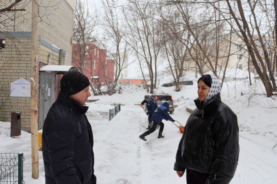Председатель комитета по ЖКХ Алексей Сидоров вместе с и.о. заместителя главы администрации Волжского района по благоустройству Кристиной Ендовицкой проконтролировал уборку дворов