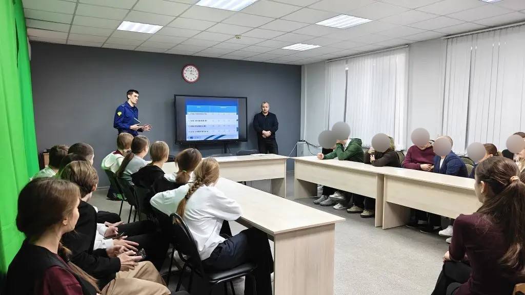 В рамках профилактики правонарушений среди несовершеннолетних, прокуратура Новобурасского района совместно с преподавателем СГЮА организовала встречу с учащимися местных школ