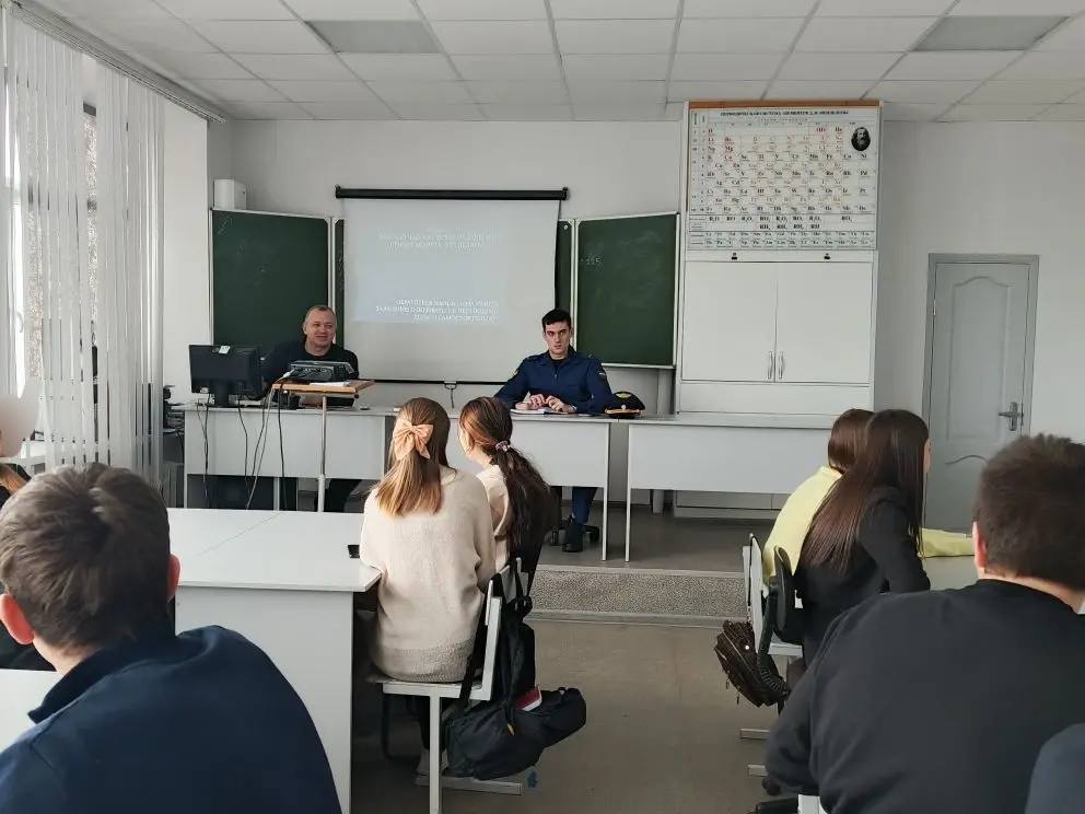 В рамках профилактики правонарушений среди несовершеннолетних, прокуратура Новобурасского района совместно с преподавателем СГЮА организовала встречу с учащимися местных школ В рамках профилактики правонарушений среди несовершеннолетних, прокуратура Новобурасского района совместно с преподавателем СГЮА организовала встречу с учащимися местных школ