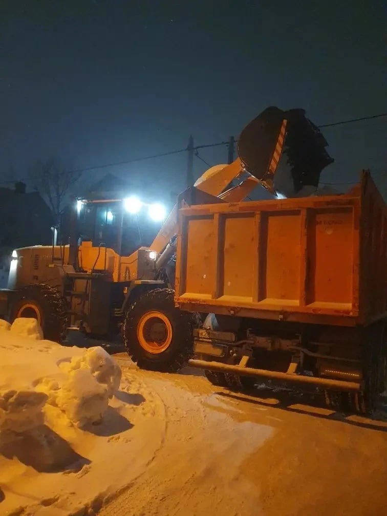 Уборка и вывоз снега, очистка и посыпка тротуаров Уборка и вывоз снега, очистка и посыпка тротуаров