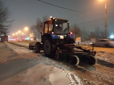 В ночные часы продолжается комплекс мероприятий по уборке города от снега