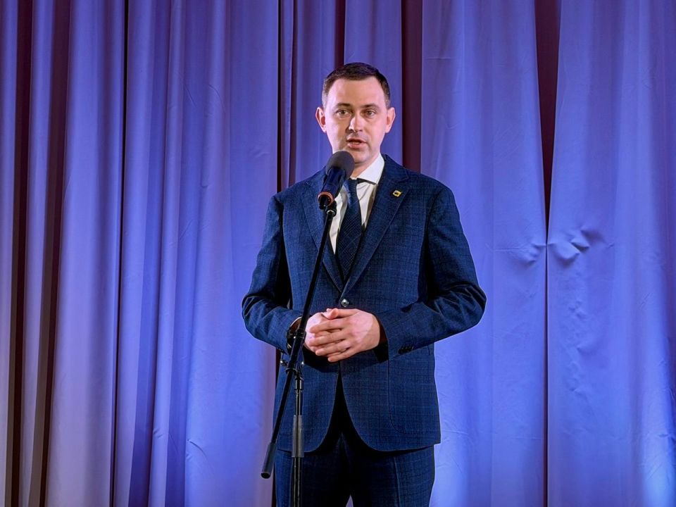 Сегодня поздравил работников и ветеранов бытового обслуживания населения и жилищно-коммунального хозяйства с профессиональным праздником