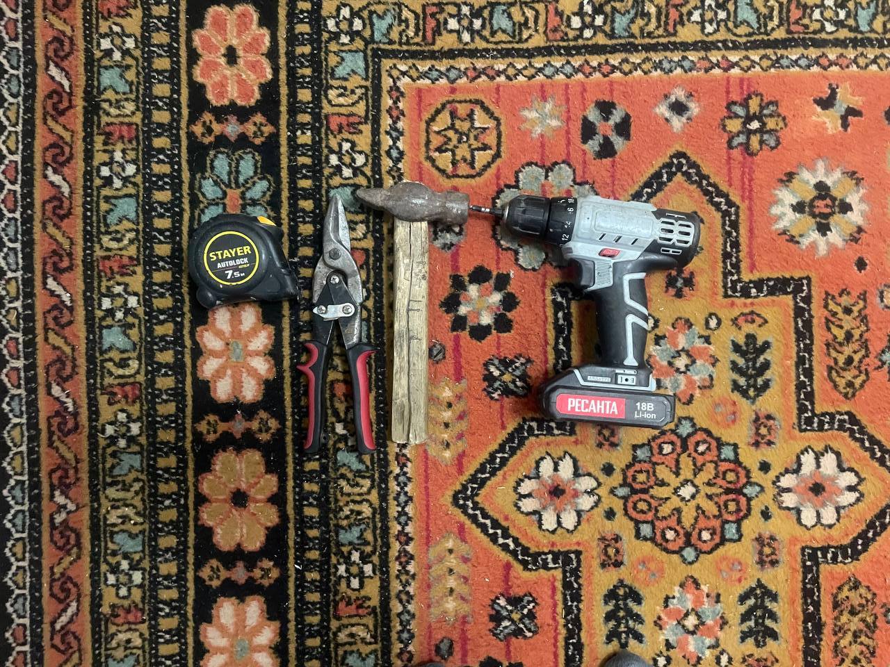 Пьяный саратовец украл шуруповерт, рулетки и молоток, а позже признался, что сам не понимает, зачем ему понадобились эти "сокровища"