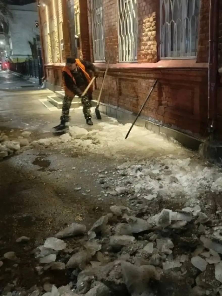 В течение ночи коммунальные службы города проводили работы по благоустройству В течение ночи коммунальные службы города проводили работы по благоустройству