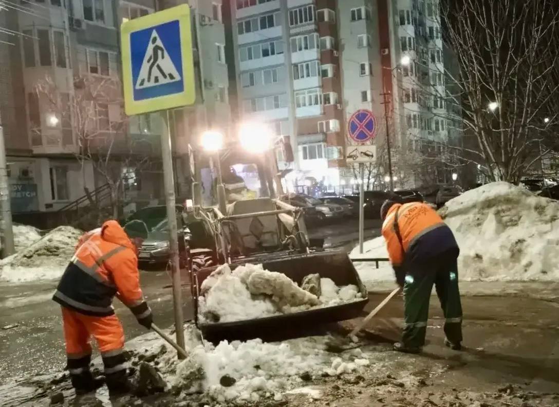 В течение ночи коммунальные службы города проводили работы по благоустройству В течение ночи коммунальные службы города проводили работы по благоустройству
