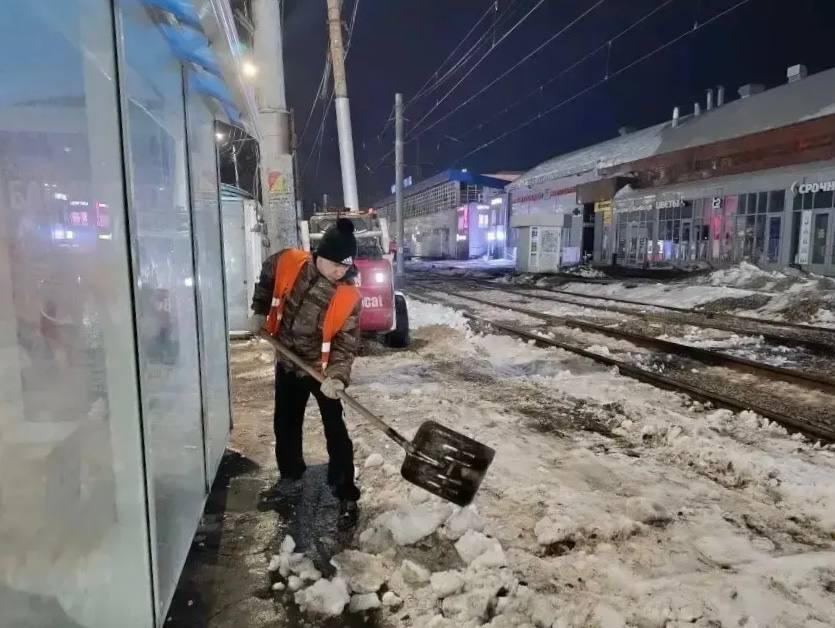 В течение ночи коммунальные службы города проводили работы по благоустройству В течение ночи коммунальные службы города проводили работы по благоустройству