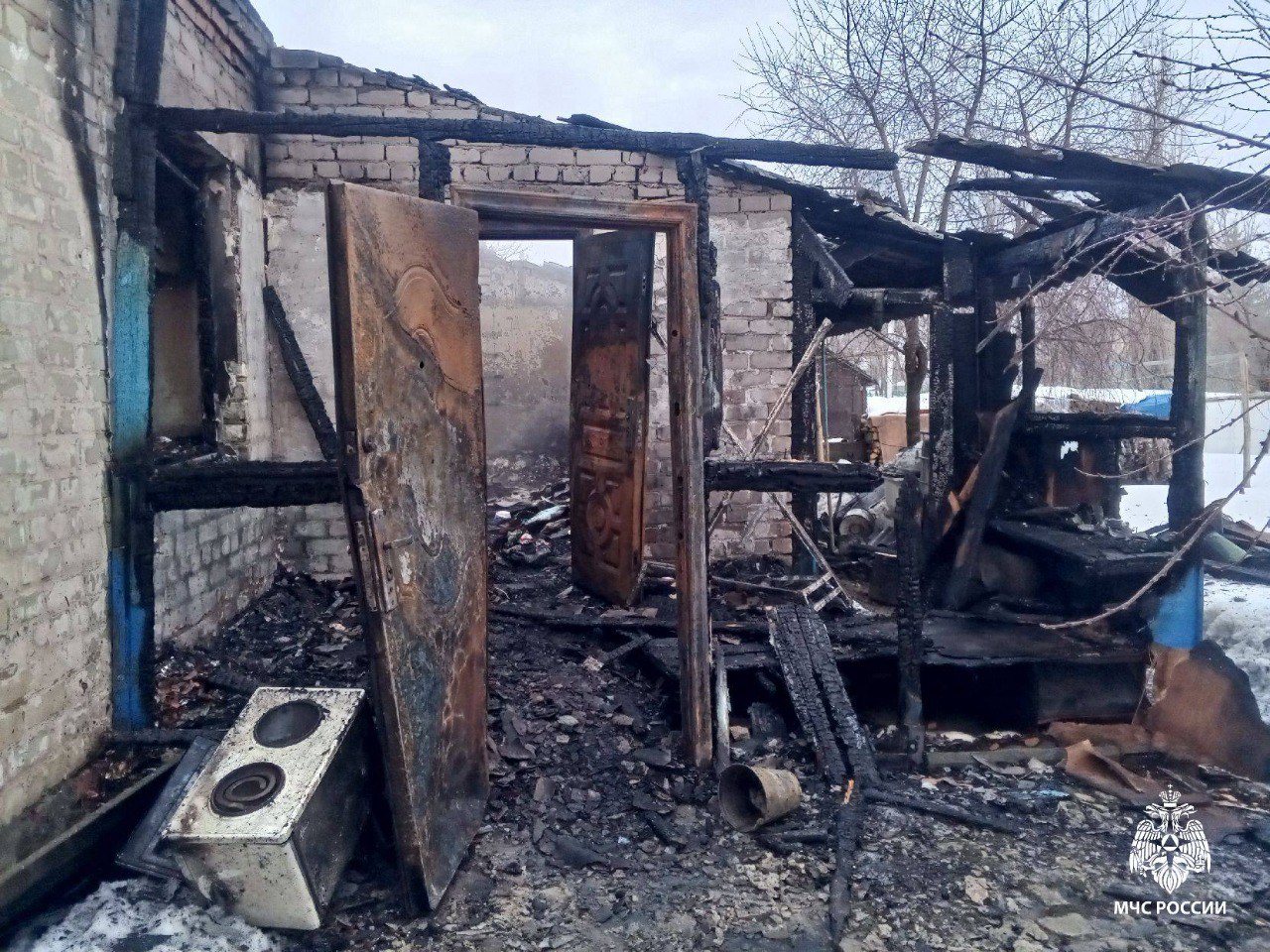 Пенсионер пытался спасти вещи из пожара и получил ожоги